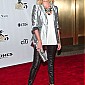 Nom du fichier=FifthAnnualFashionRocks_11.jpg
Taille du fichier=462Ko
Dimensions : 1357x2000
Ajouté le : 06 Septembre 2008 FifthAnnualFashionRocks_11.jpg