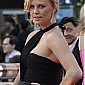 Nom du fichier=hancockGermanpremiereBerlin_19.jpg
Taille du fichier=599Ko
Dimensions : 1509x2200
Ajouté le : 17 Juin 2008 hancockGermanpremiereBerlin_19.jpg