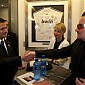 Nom du fichier=CharlizeTheronOfficialMemorialService_18.jpg
Taille du fichier=93Ko
Dimensions : 792x570
Ajouté le : 16 Décembre 2013 CharlizeTheronOfficialMemorialService_18.jpg