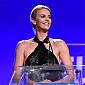 Nom du fichier=4thAnnualSeanPennandFriendsHELPHAITIHOMEGala_inside_26.jpg
Taille du fichier=352Ko
Dimensions : 1950x1329
Ajouté le : 14 Janvier 2015 4thAnnualSeanPennandFriendsHELPHAITIHOMEGala_inside_26.jpg