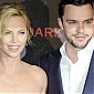 CharlizeTheronDarkPlacesParisPremiere_99_43.jpg