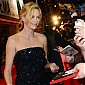CharlizeTheronDarkPlacesParisPremiere_99_64.jpg