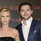 CharlizeTheronDarkPlacesParisPremiere_99_74.jpg