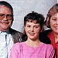 Nom du fichier=charlizewithparents.jpg
Taille du fichier=53Ko
Dimensions : 468x340
Ajouté le : 07 Décembre 2009 charlizewithparents.jpg