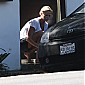Nom du fichier=CarwashinfrontofherhouseinMalibu_05.jpg
Taille du fichier=200Ko
Dimensions : 1065x1332
Ajouté le : 31 Août 2009 CarwashinfrontofherhouseinMalibu_05.jpg