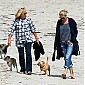 Nom du fichier=andhermomwalkdogsonbeachMalibu_08.JPG
Taille du fichier=475Ko
Dimensions : 1255x1018
Ajouté le : 14 Juin 2009 andhermomwalkdogsonbeachMalibu_08.JPG