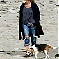Nom du fichier=andhermomwalkdogsonbeachMalibu_09.JPG
Taille du fichier=168Ko
Dimensions : 554x787
Ajouté le : 14 Juin 2009 andhermomwalkdogsonbeachMalibu_09.JPG