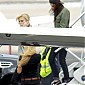 Nom du fichier=CTarrivingLVwithKristen26avril_12.jpg
Taille du fichier=234Ko
Dimensions : 1187x1426
Ajouté le : 28 Avril 2012 CTarrivingLVwithKristen26avril_12.jpg