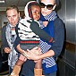 CharlizeandsonarriveLAXairport6janv_07.jpg