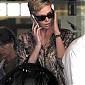 takesanimportantcallinRomeAirport_02.jpg