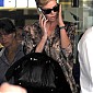 takesanimportantcallinRomeAirport_05.jpg