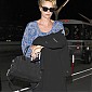 CharlizeTheronArrivesLAXairport_01.jpg