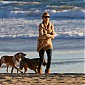 romanticstrollonthebeachduringthesunset_00.jpg