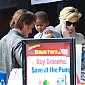 Nom du fichier=goinggroceryshoppingwithSeanandJackson_03.jpg
Taille du fichier=339Ko
Dimensions : 1950x1300
Ajouté le : 05 Février 2014 goinggroceryshoppingwithSeanandJackson_03.jpg