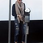 CharlizeTheron_leavinganailsalonwithSean_11.jpg