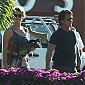 TheronandPennarespottedinCabo17fev_07.jpg