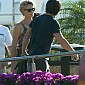 TheronandPennarespottedinCabo17fev_11.jpg