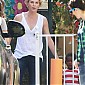 Nom du fichier=CharlizePicksUpJacksonfromschool_02.jpg
Taille du fichier=177Ko
Dimensions : 755x1024
Ajouté le : 23 Avril 2014 CharlizePicksUpJacksonfromschool_02.jpg
