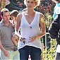 Nom du fichier=CharlizePicksUpJacksonfromschool_08.jpg
Taille du fichier=188Ko
Dimensions : 742x1024
Ajouté le : 23 Avril 2014 CharlizePicksUpJacksonfromschool_08.jpg