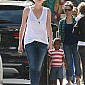 Nom du fichier=CharlizePicksUpJacksonfromschool_17.jpg
Taille du fichier=147Ko
Dimensions : 701x1024
Ajouté le : 23 Avril 2014 CharlizePicksUpJacksonfromschool_17.jpg