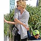 Nom du fichier=CharlizeandSeanAfterlunchwiththeirmotherandJackson_27.jpg
Taille du fichier=440Ko
Dimensions : 1443x1780
Ajouté le : 29 Avril 2014 CharlizeandSeanAfterlunchwiththeirmotherandJackson_27.jpg