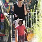 Nom du fichier=CharlizeTheronandJacksonoutofschool_06.jpg
Taille du fichier=207Ko
Dimensions : 730x1024
Ajouté le : 14 Mai 2014 CharlizeTheronandJacksonoutofschool_06.jpg