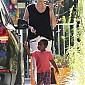 Nom du fichier=CharlizeTheronandJacksonoutofschool_07.jpg
Taille du fichier=197Ko
Dimensions : 708x1024
Ajouté le : 14 Mai 2014 CharlizeTheronandJacksonoutofschool_07.jpg