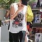 CharlizeTheronStopsbygymworkoutWH_01.jpg