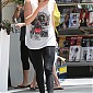 CharlizeTheronStopsbygymworkoutWH_02.jpg