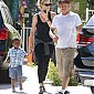 CharlizeandSeanPennOutwithJackson_20.jpg