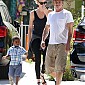 CharlizeandSeanPennOutwithJackson_22.jpg