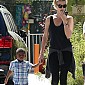 Nom du fichier=CharlizeandSeanPennOutwithJackson_25.jpg
Taille du fichier=202Ko
Dimensions : 861x1024
Ajouté le : 04 Juin 2014 CharlizeandSeanPennOutwithJackson_25.jpg