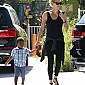 CharlizeandSeanPennOutwithJackson_28.jpg