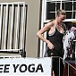 CharlizeTheronspottedafterayogaclassCapeTown_03.jpg