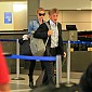 Sean_Penn_and_Charlize_LAXAirport_00.jpg