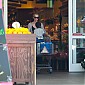 Nom du fichier=CharlizeandSean_outgroceryshoppingatWholeFoods_00.jpg
Taille du fichier=548Ko
Dimensions : 2000x1333
Ajouté le : 02 Décembre 2014 CharlizeandSean_outgroceryshoppingatWholeFoods_00.jpg