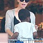 Nom du fichier=CharlizeandSean_outgroceryshoppingatWholeFoods_04.jpg
Taille du fichier=488Ko
Dimensions : 1223x2000
Ajouté le : 02 Décembre 2014 CharlizeandSean_outgroceryshoppingatWholeFoods_04.jpg