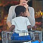 Nom du fichier=CharlizeandSean_outgroceryshoppingatWholeFoods_05.jpg
Taille du fichier=641Ko
Dimensions : 1222x2000
Ajouté le : 02 Décembre 2014 CharlizeandSean_outgroceryshoppingatWholeFoods_05.jpg
