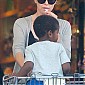 Nom du fichier=CharlizeandSean_outgroceryshoppingatWholeFoods_08.jpg
Taille du fichier=508Ko
Dimensions : 1223x2000
Ajouté le : 02 Décembre 2014 CharlizeandSean_outgroceryshoppingatWholeFoods_08.jpg