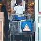 Nom du fichier=CharlizeandSean_outgroceryshoppingatWholeFoods_09.jpg
Taille du fichier=601Ko
Dimensions : 1222x2000
Ajouté le : 02 Décembre 2014 CharlizeandSean_outgroceryshoppingatWholeFoods_09.jpg