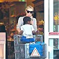 Nom du fichier=CharlizeandSean_outgroceryshoppingatWholeFoods_11.jpg
Taille du fichier=608Ko
Dimensions : 2000x1222
Ajouté le : 02 Décembre 2014 CharlizeandSean_outgroceryshoppingatWholeFoods_11.jpg