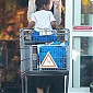 Nom du fichier=CharlizeandSean_outgroceryshoppingatWholeFoods_14.jpg
Taille du fichier=577Ko
Dimensions : 1223x2000
Ajouté le : 02 Décembre 2014 CharlizeandSean_outgroceryshoppingatWholeFoods_14.jpg