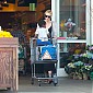Nom du fichier=CharlizeandSean_outgroceryshoppingatWholeFoods_19.jpg
Taille du fichier=619Ko
Dimensions : 2000x1333
Ajouté le : 02 Décembre 2014 CharlizeandSean_outgroceryshoppingatWholeFoods_19.jpg