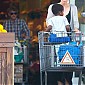 Nom du fichier=CharlizeandSean_outgroceryshoppingatWholeFoods_22.jpg
Taille du fichier=567Ko
Dimensions : 1222x2000
Ajouté le : 02 Décembre 2014 CharlizeandSean_outgroceryshoppingatWholeFoods_22.jpg