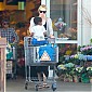 Nom du fichier=CharlizeandSean_outgroceryshoppingatWholeFoods_23.jpg
Taille du fichier=578Ko
Dimensions : 2000x1222
Ajouté le : 02 Décembre 2014 CharlizeandSean_outgroceryshoppingatWholeFoods_23.jpg