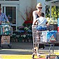 Nom du fichier=CharlizeandSean_outgroceryshoppingatWholeFoods_38.jpg
Taille du fichier=583Ko
Dimensions : 1850x1376
Ajouté le : 02 Décembre 2014 CharlizeandSean_outgroceryshoppingatWholeFoods_38.jpg