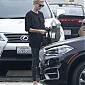 CharlizeTheronGoesYogaClassWH5dec_03.jpg