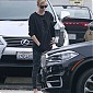 CharlizeTheronGoesYogaClassWH5dec_04.jpg