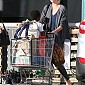 Nom du fichier=CharlizeTherontakessongroceryshopping_02.jpg
Taille du fichier=209Ko
Dimensions : 750x1024
Ajouté le : 27 Décembre 2014 CharlizeTherontakessongroceryshopping_02.jpg
