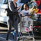 CharlizeTherontakessongroceryshopping_20.jpg